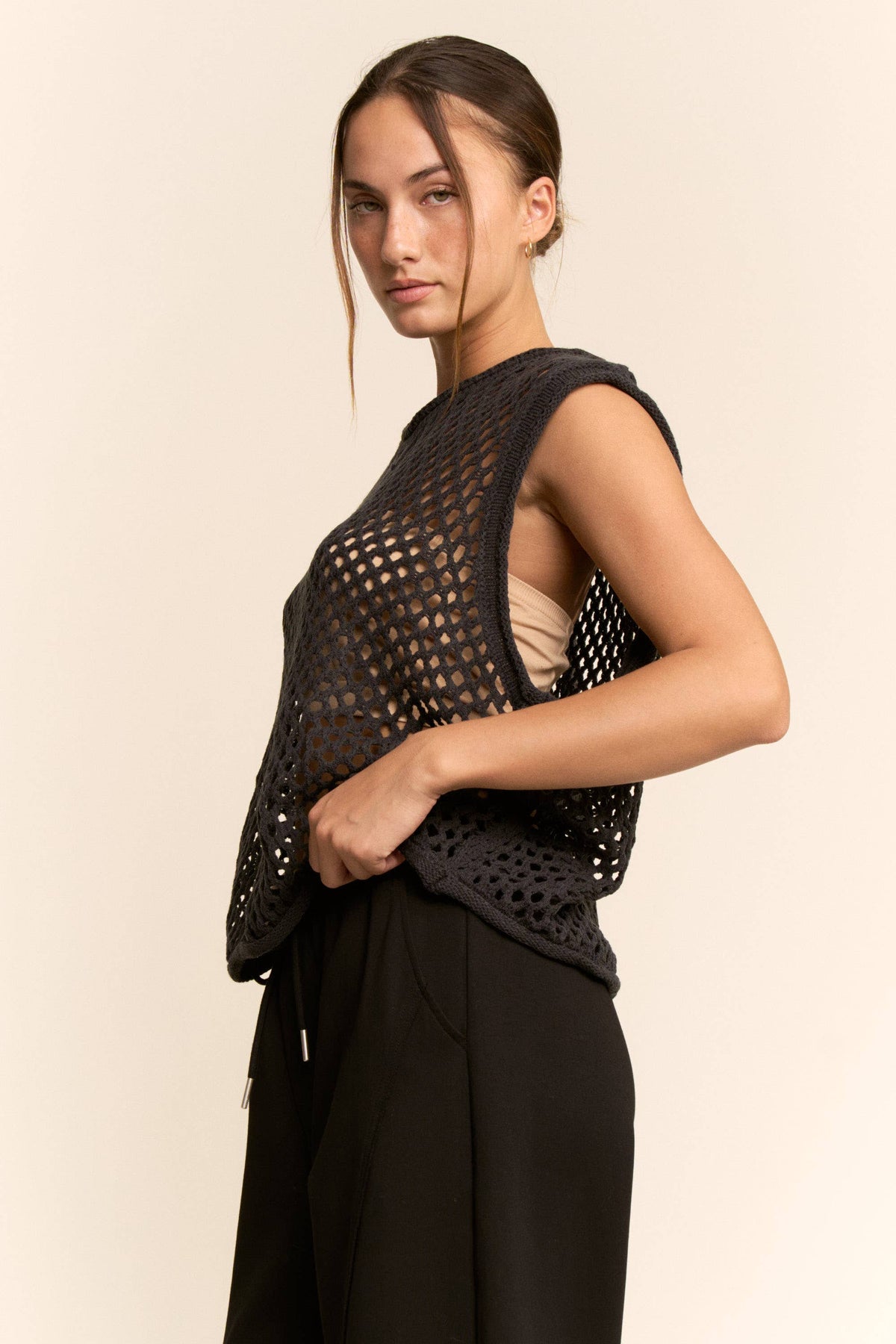 FISHNET OPEN-KNIT CREW NECK SWEATER VEST